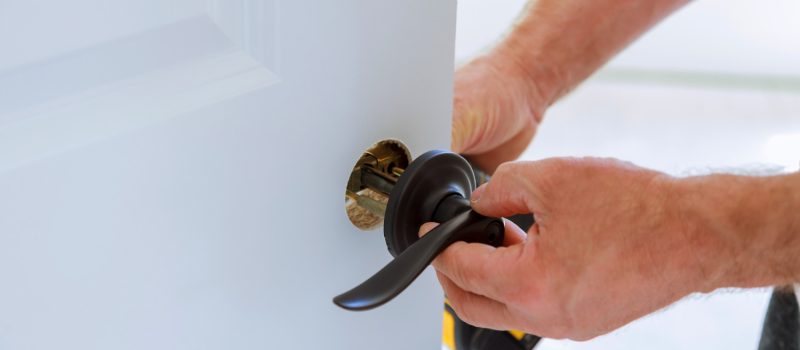 carpenter-installation-door-lock