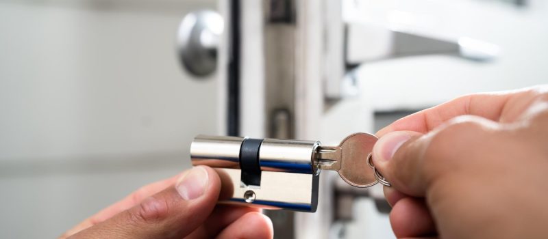 locksmith-lock-door-repair-worker-changing