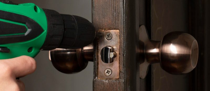 replacement-installation-wooden-door-lock